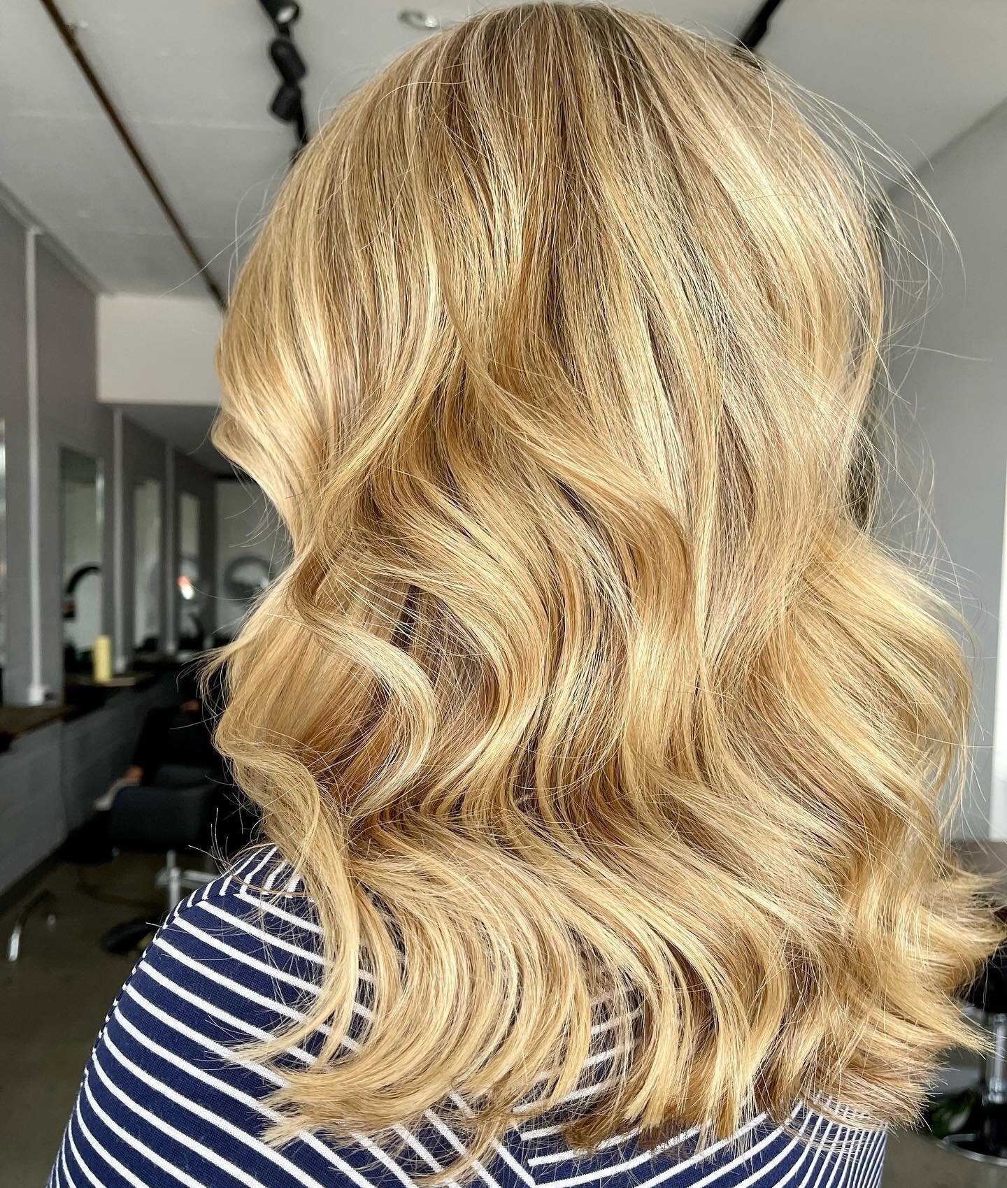 𝙂𝙊𝙇𝘿𝙀𝙉 𝘽𝙇𝙊𝙉𝘿𝙀
Loving the variation of warm tones in this beautiful blonde🤍
Hair: #letitia_letitiaboothhair 
.
.
.
.
#letitiaboothhair #matrix #matrixaustralia #delorenzohaircare #foilmefoils #blonde #blondehair #cammeray #cammeraysalon #