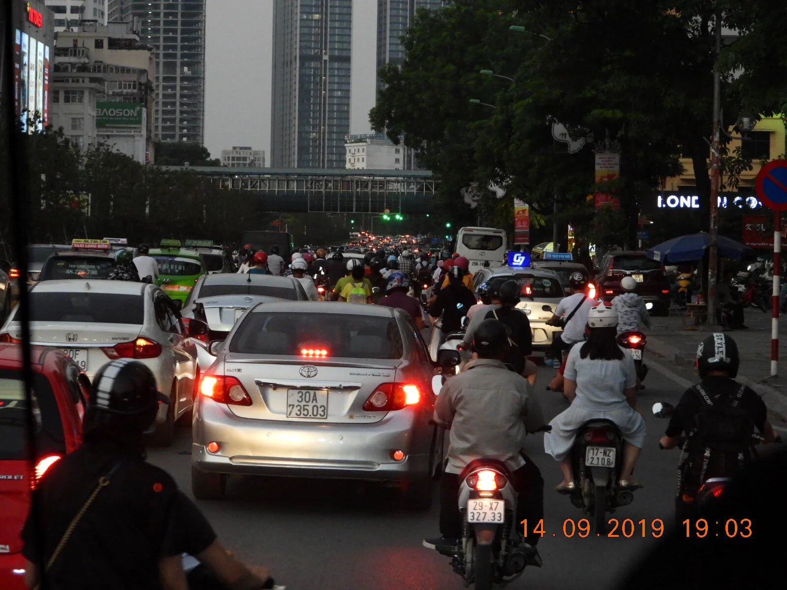 Chaotic traffic back in Hanoi capital.JPG