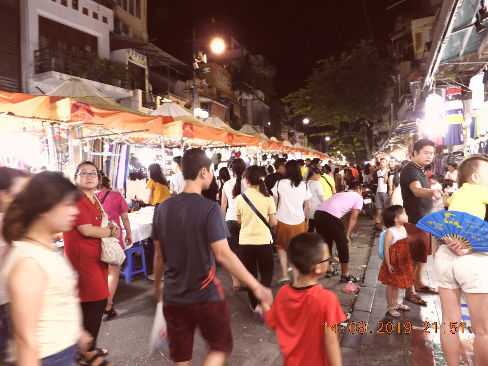 Street hawkers best for shopping deals.JPG