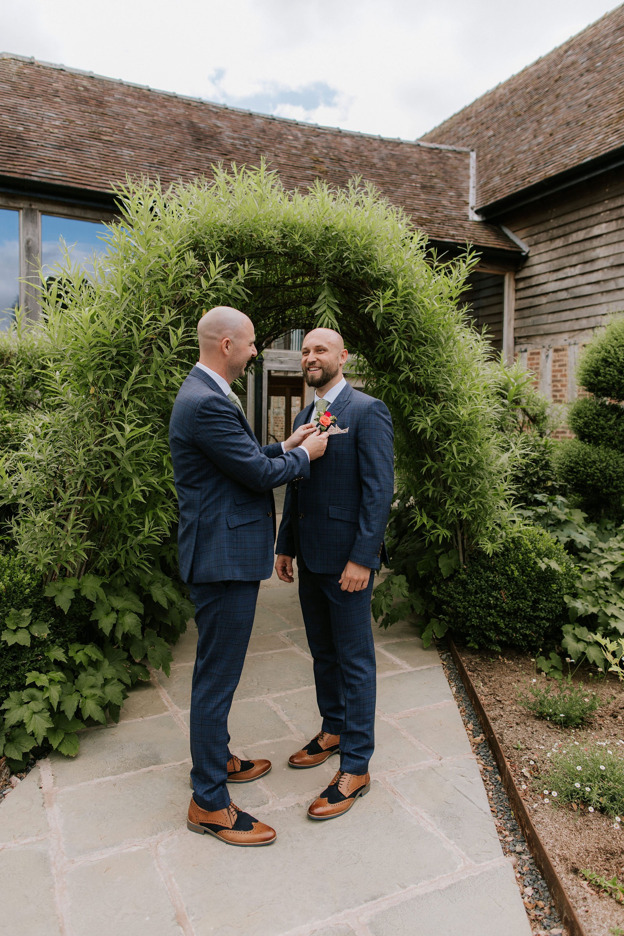 ChloeandCallum-BarnsandYard-StephNewtonPhotography006.jpg