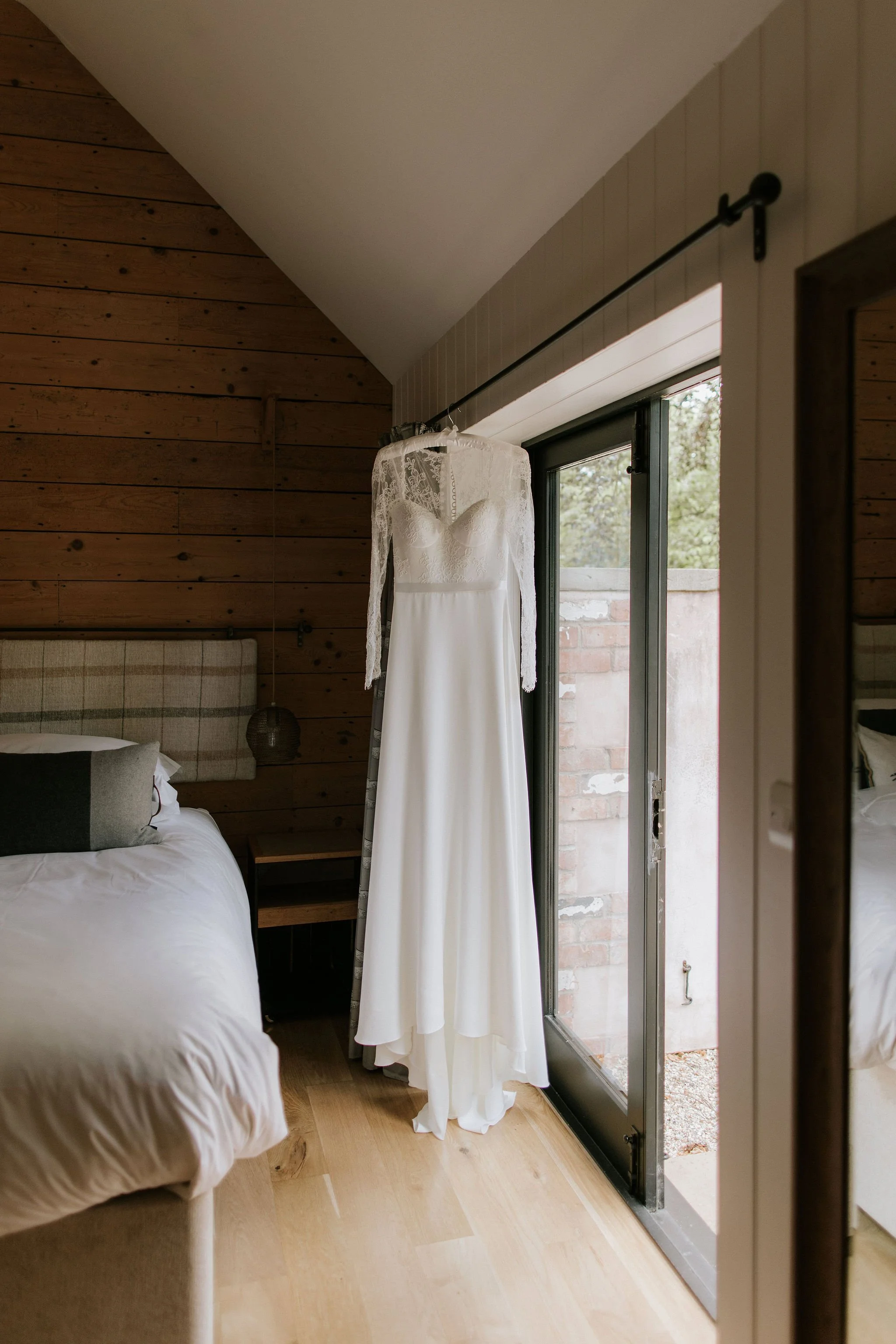 ChloeandCallum-BarnsandYard-StephNewtonPhotography015.jpg