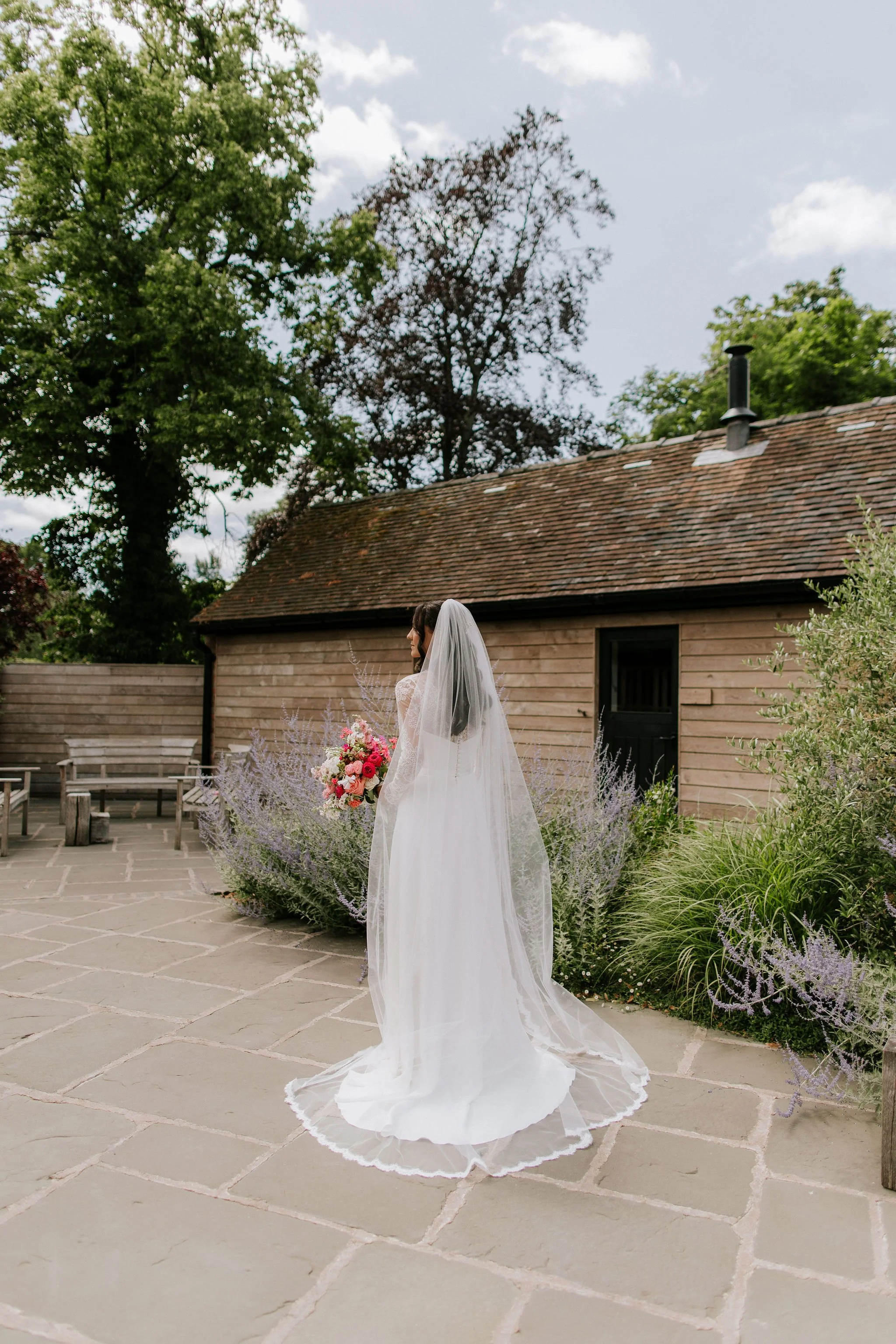 ChloeandCallum-BarnsandYard-StephNewtonPhotography023.jpg