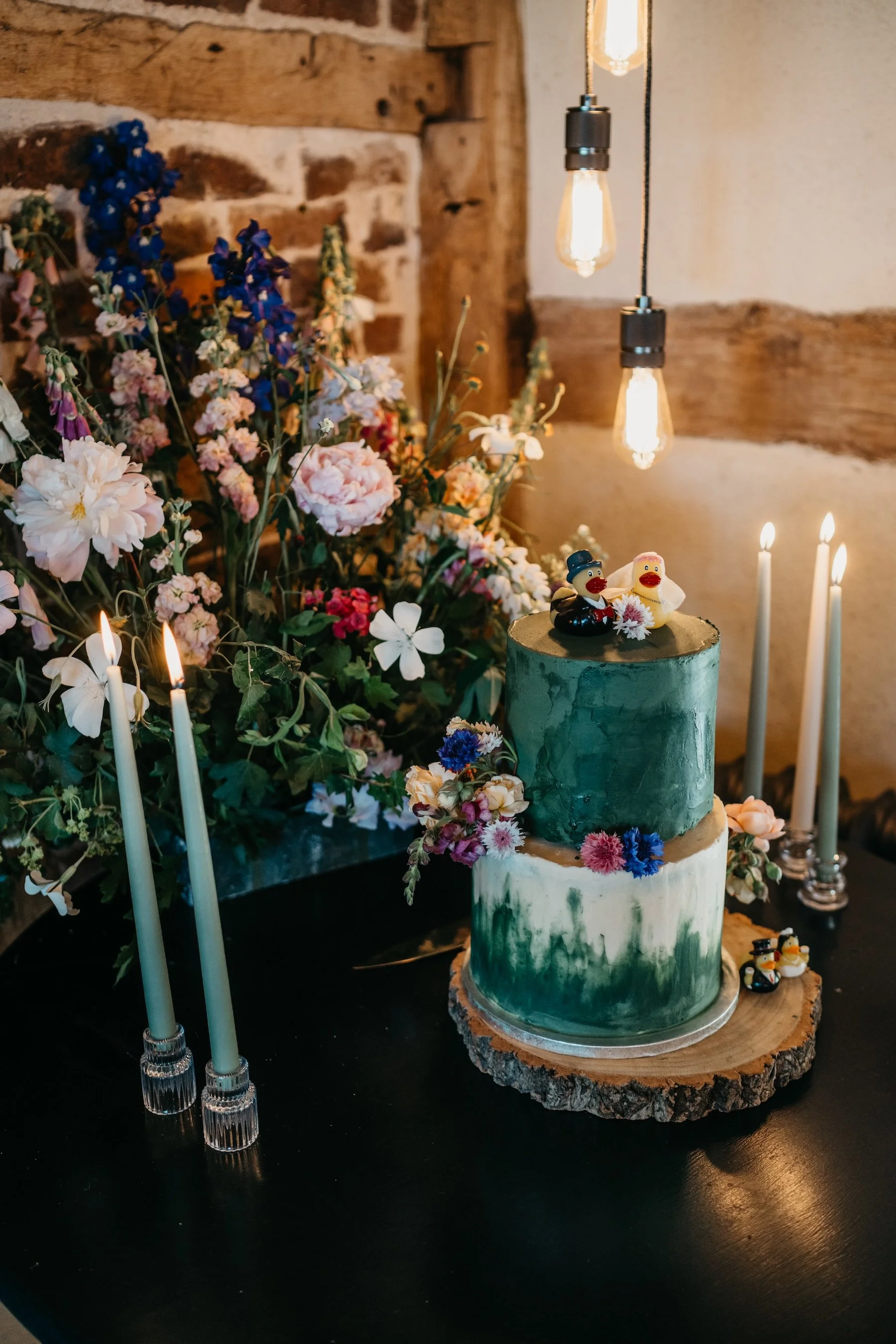CakeatbarnsandyardAllieTomWedding-319.jpg