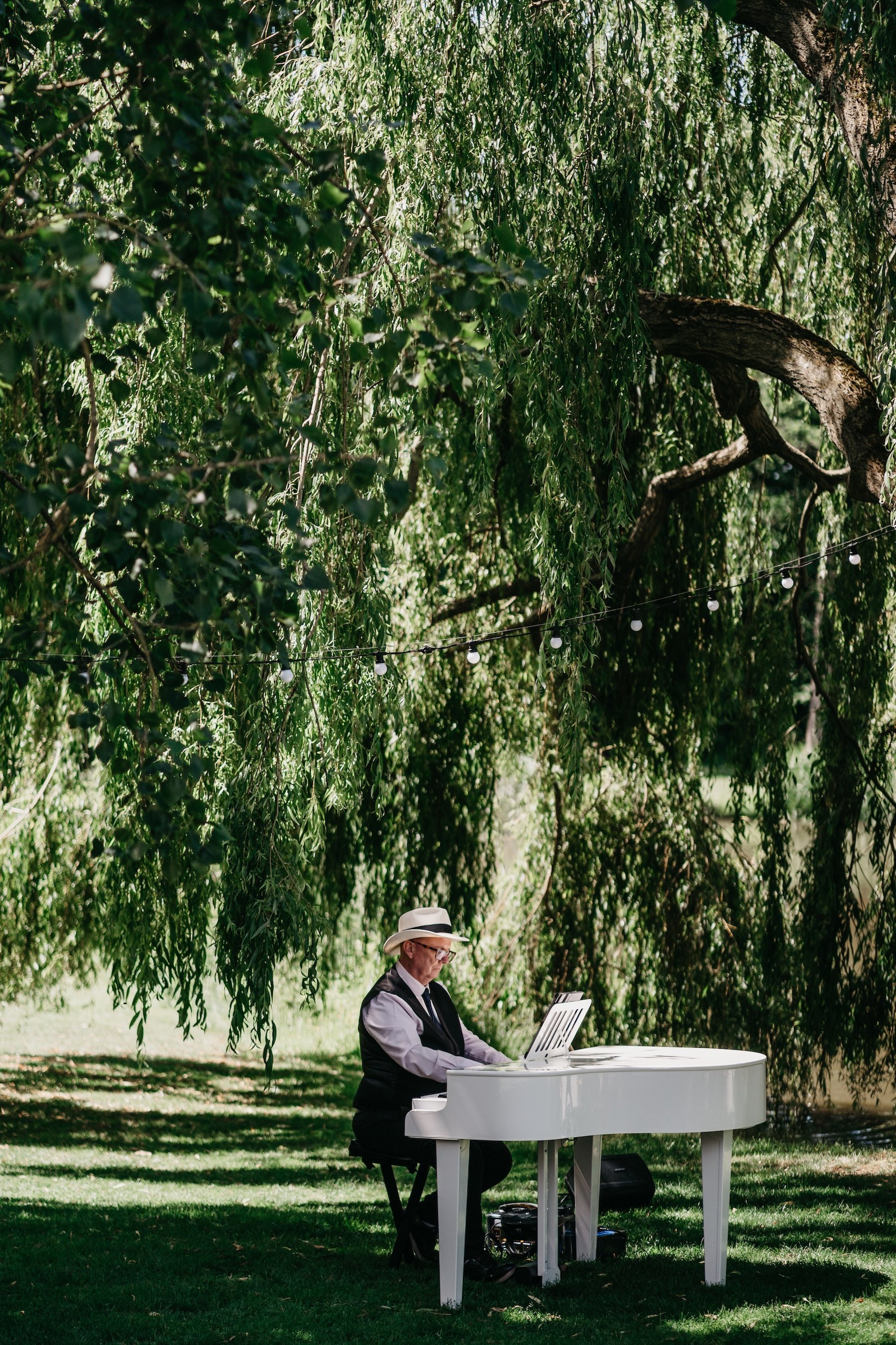PianounderthewillowatbarnsandyardWedding.jpg
