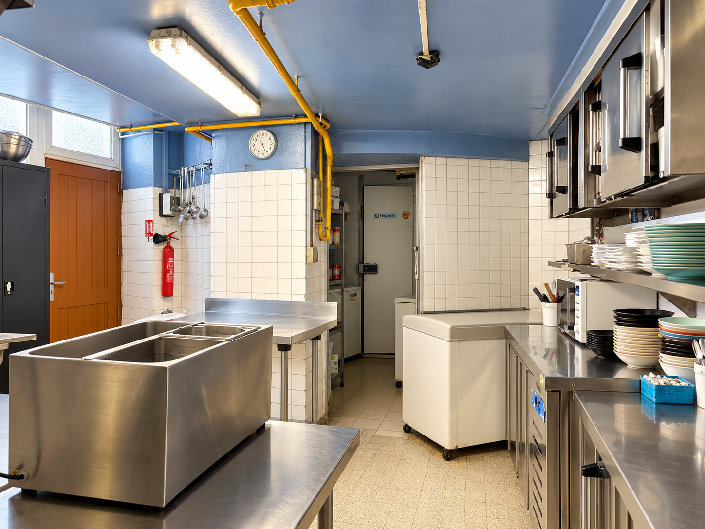 Cuisine industrielle professionnelle impeccable.png