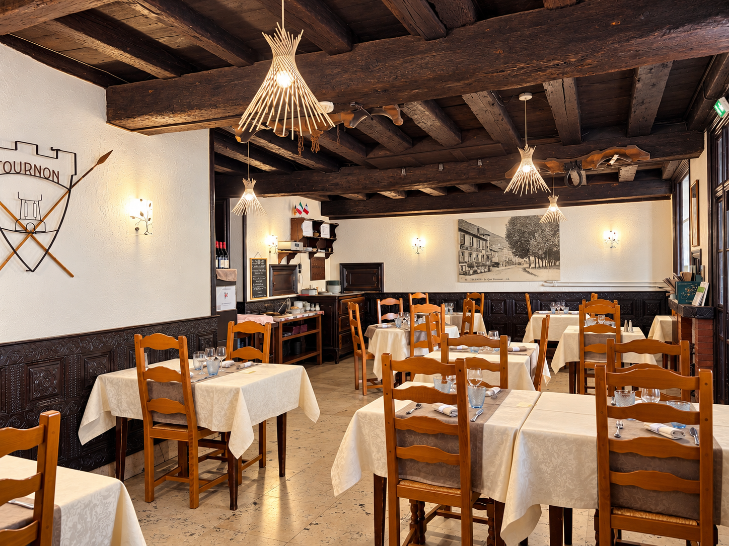 Salle de restaurant français rustique chaleureux.png