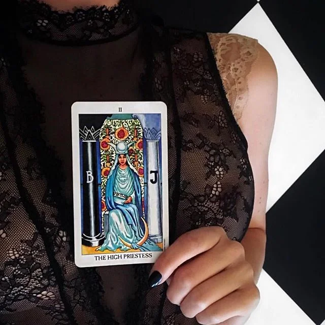 Tarotkorten &auml;r fulla av magisk symbolism, ett spr&aring;k av bilder och tecken ✨🌙🕸 F&ouml;r er som vill l&auml;ra er mer har jag skrivit om symbolismen &amp; historien bakom ett av mina favoritkort &Ouml;verstepr&auml;stinnan / The High Priest