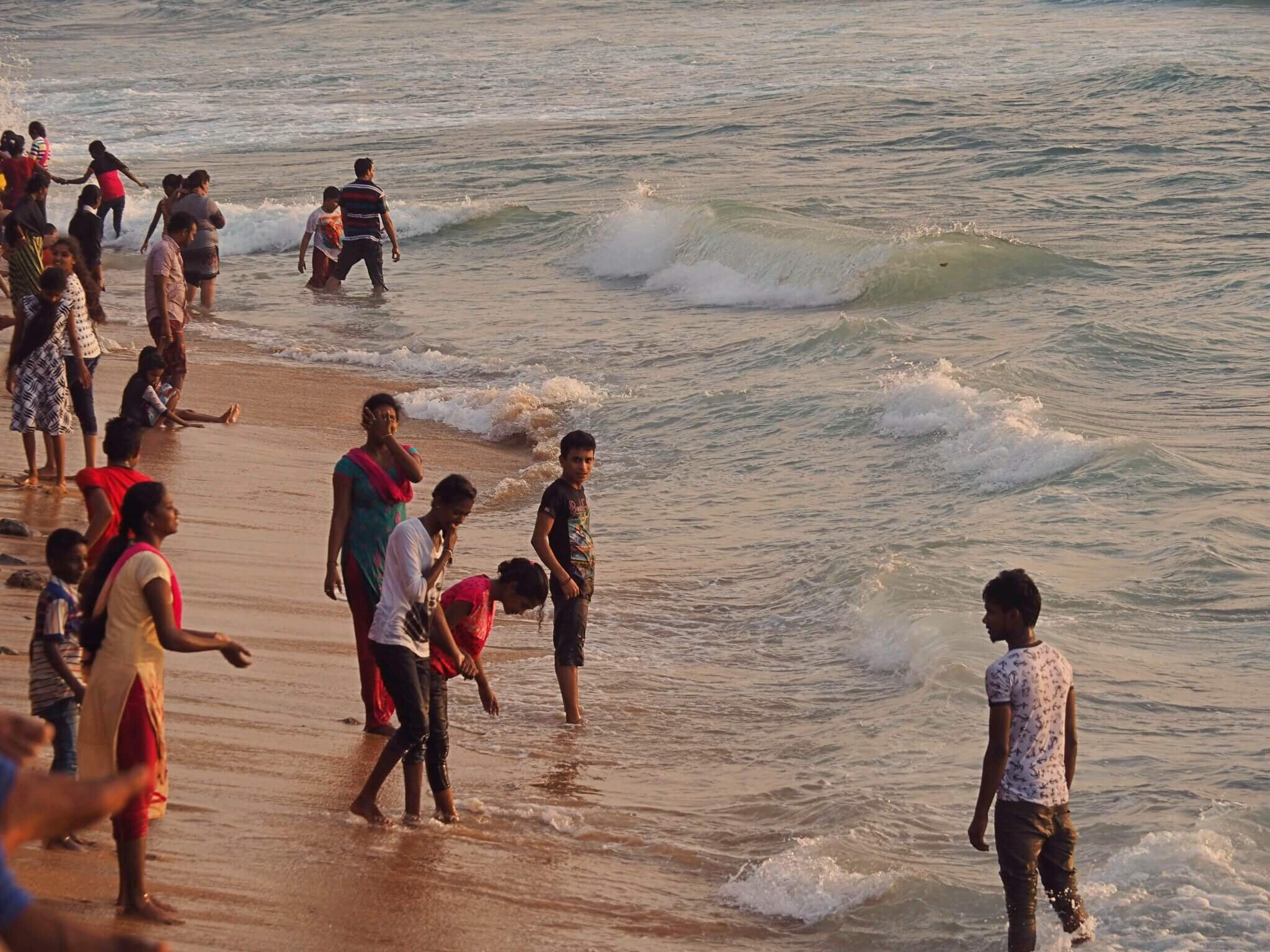  Join the throngs of people heading to Galle Face Green… 