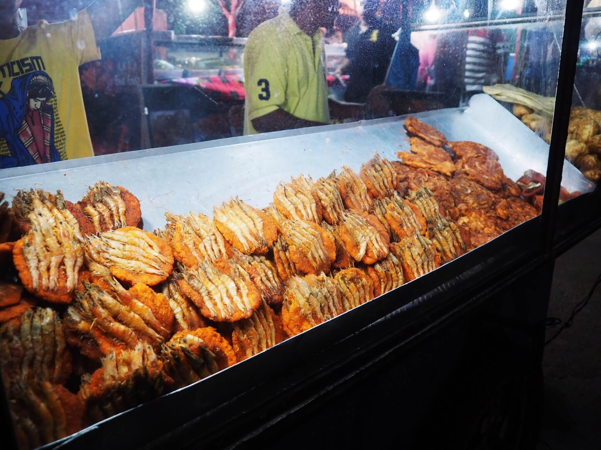  …whilst wolfing down isso wadey (a fried snack made out of gram flour, topped with prawns, chillies and spices)… 