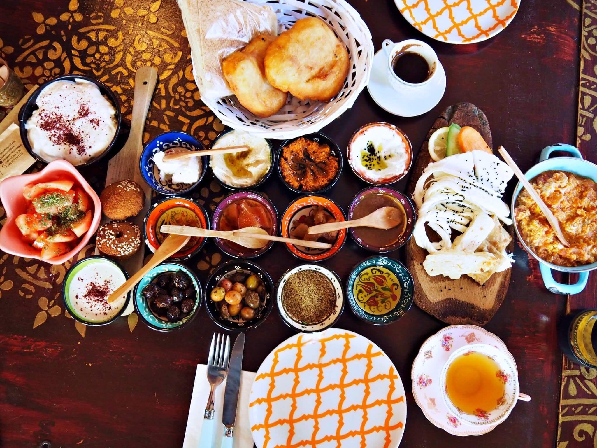 https://images.squarespace-cdn.com/content/v1/5a2915cebff20052a88638f2/1583999155256-O12DLNM7OYM6Z7SV7KYB/Arada+cafe+Istanbul+Turkish+breakfast
