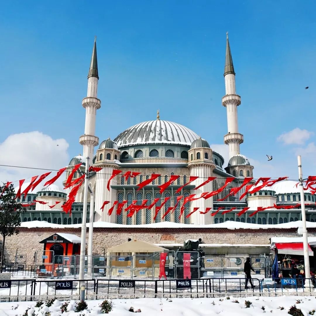 As it's snowing again in Istanbul, I thought I'd post my favourite images from last winter when the city was covered in snow. Wondering if we'll wake up to a magical winter wonderland tomorrow. ❄☃️

Winter is an amazing time to visit Istanbul - check