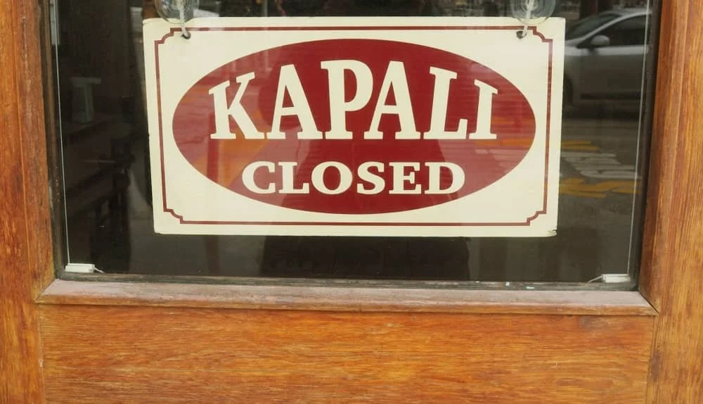 Close up of a sign that says "Kapali" in Turkish and "Closed" in English