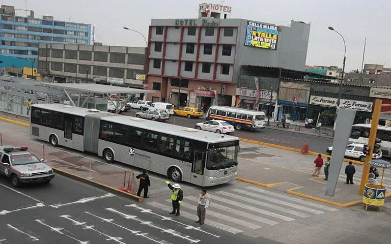 The silver buses service the city center. Credit: metropoliano.com.pe