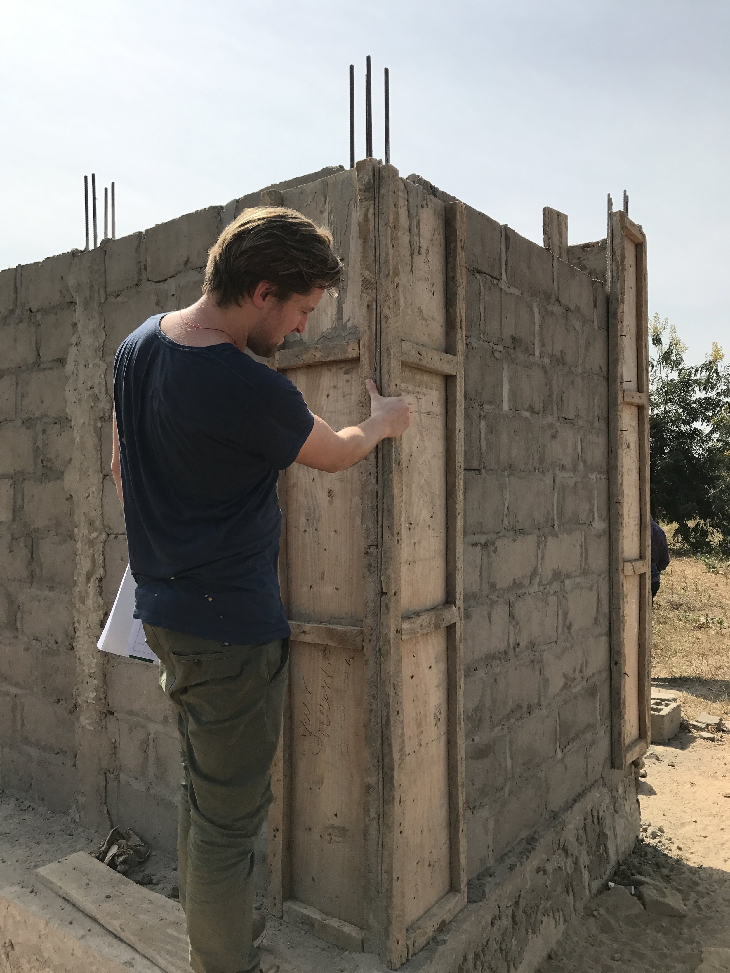 inspectie van een verbetert latrine ontwerp