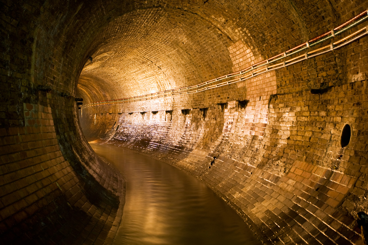 Питьевых и технических подземных. Канализационный тоннель. Тоннель канализации. Подземный тоннель. Старинная канализация.