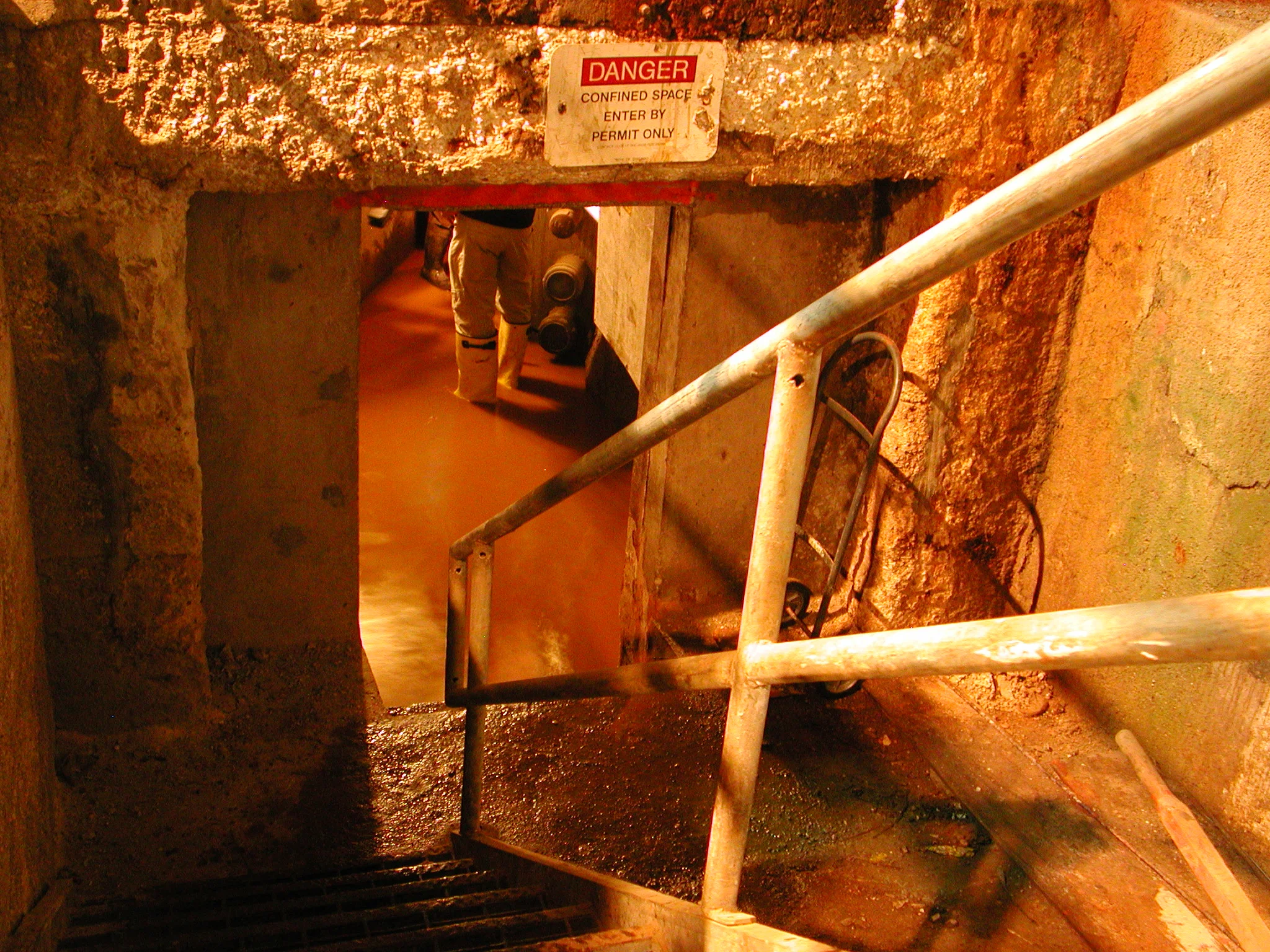 chic_tunnels_enter.jpg
