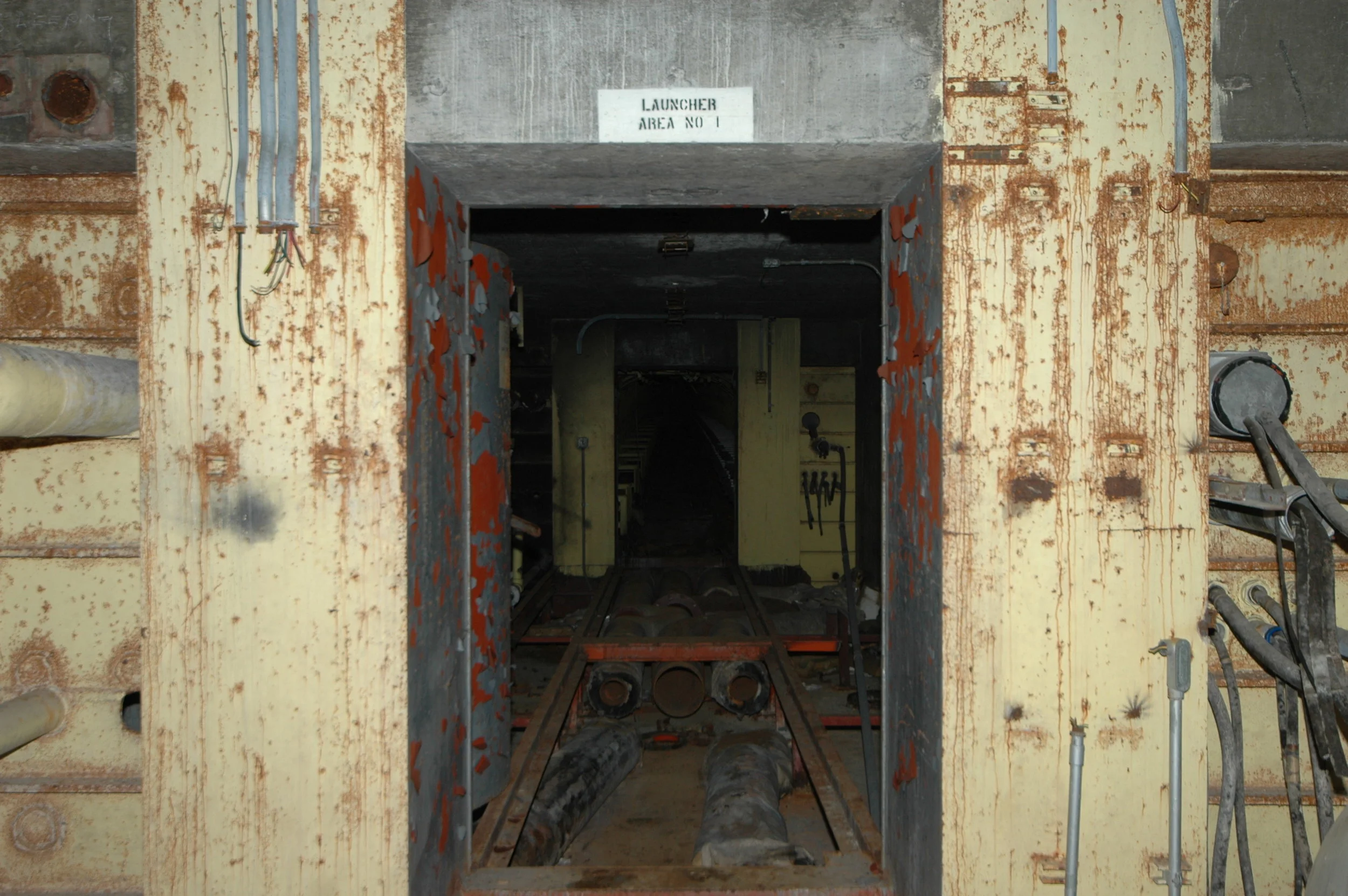 Den_silo_launcherdoor1.jpg