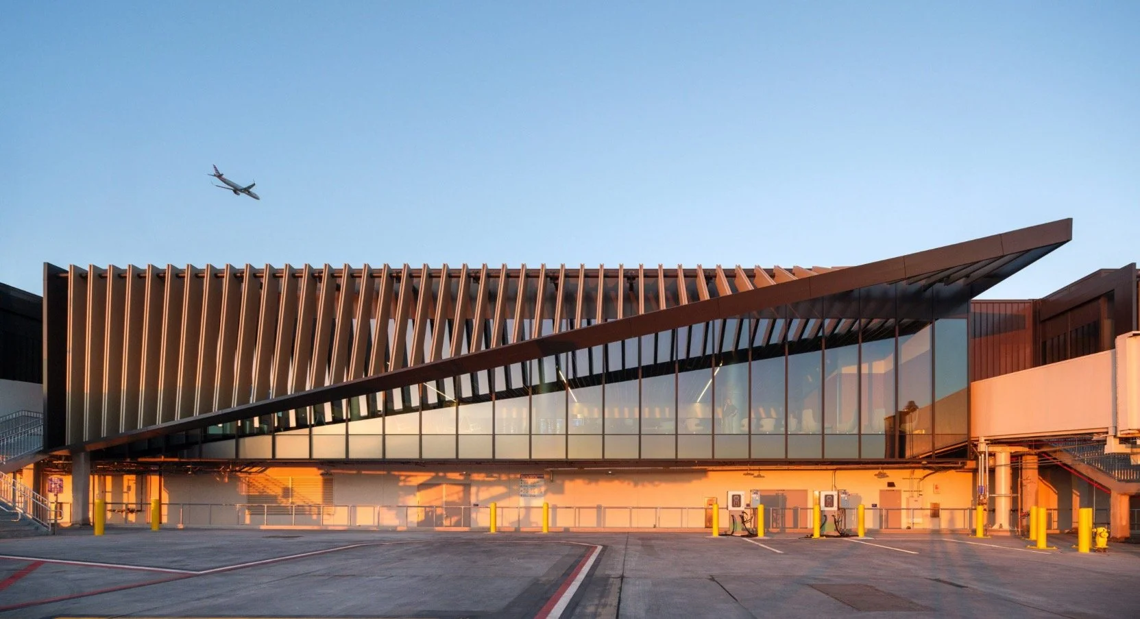 Thank you @dezeen for featuring Woods Bagot&rsquo;s @woodsbagot Midfield Satellite Concourse South at LAX.

Built off-site and transported into place, the project adds 150,000 square feet and eight gates to the Tom Bradley International Terminal&mdas