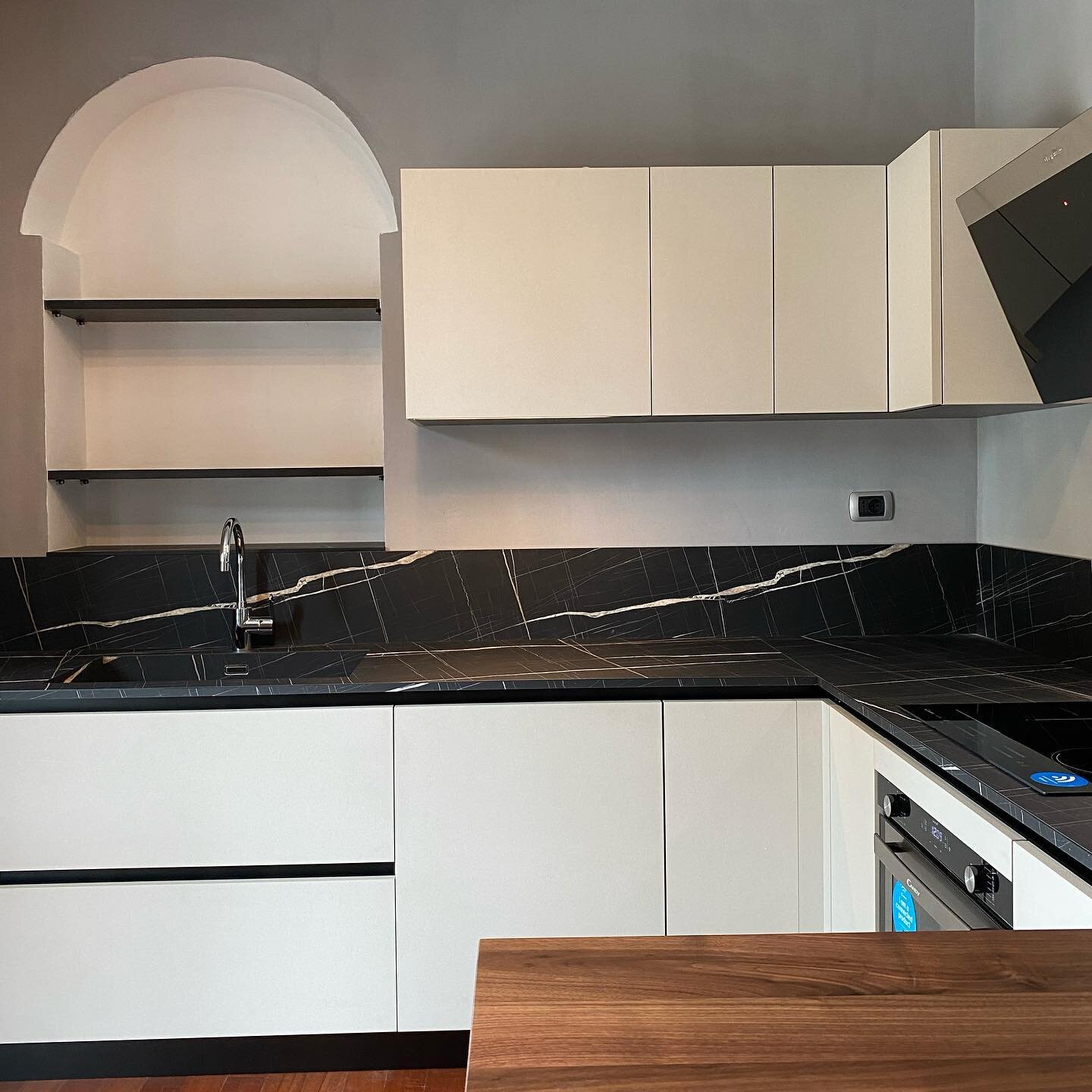 Le nostre realizzazioni ❣️

Nella cucina di Marco risalta il contrasto di tonalit&agrave; tra i frontali chiari e il piano effetto marmo scuro.
Piano snack in legno massello di noce.

#biraghiarredamenti#kitchendesign#cucina