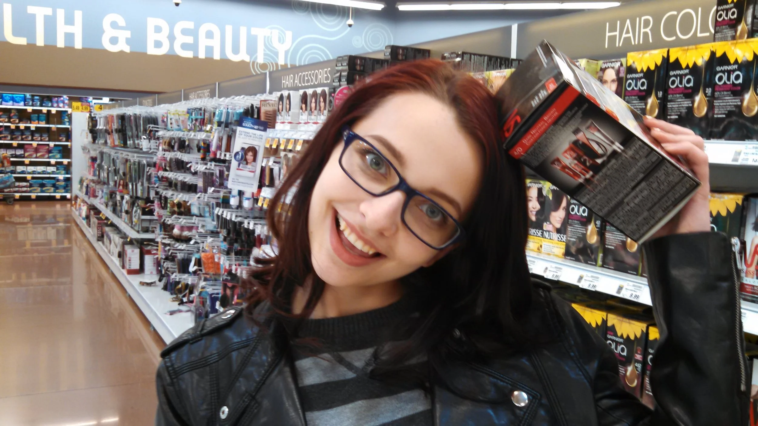 Emma choosing a new hair color
