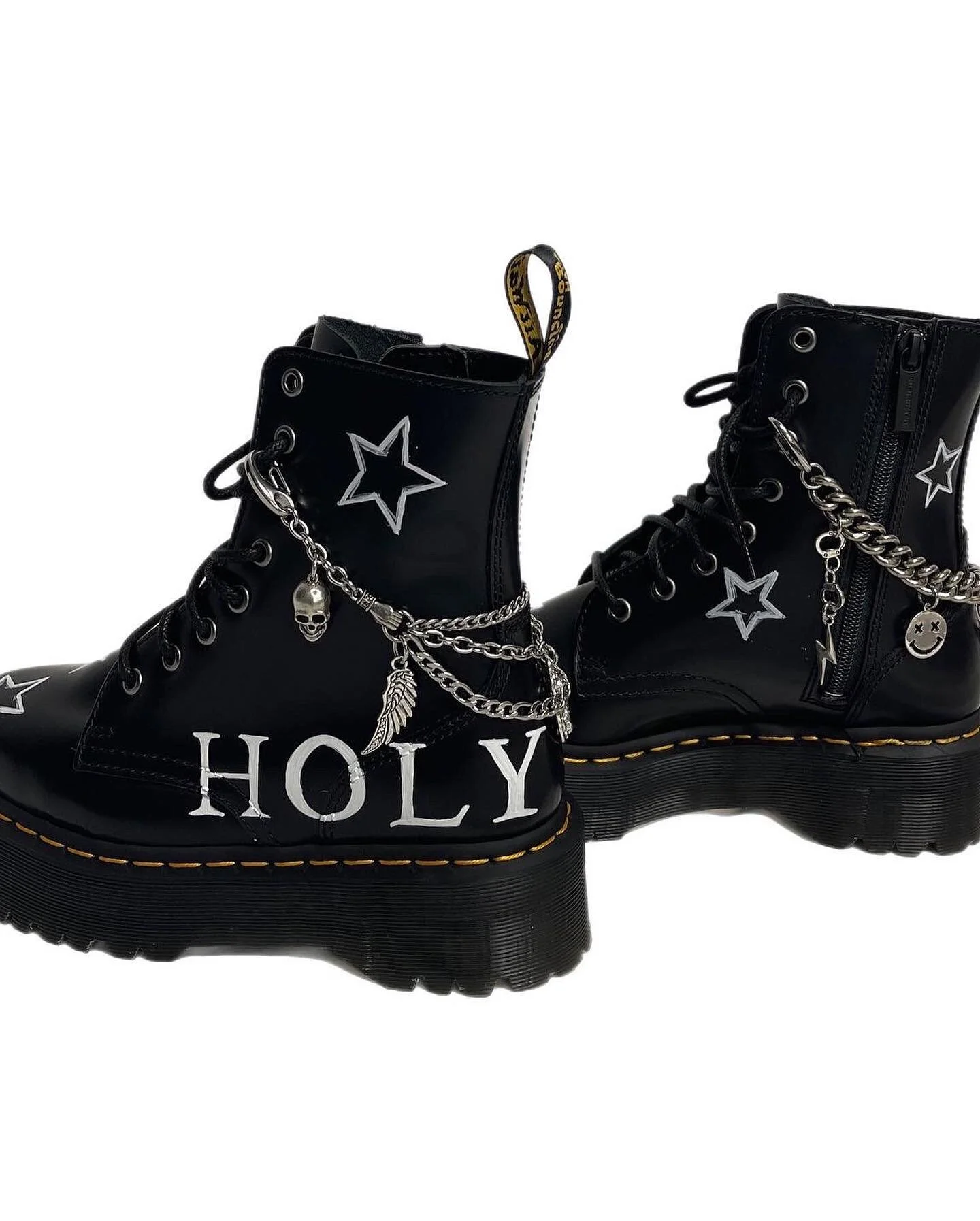 HOLY FVCK❤️&zwj;🔥 // 1of1 custom Docs feat. custom combat chains for @ddlovato ⛓☠️ 

collab with @jwlscustoms now available on the site 
xx // link in bio