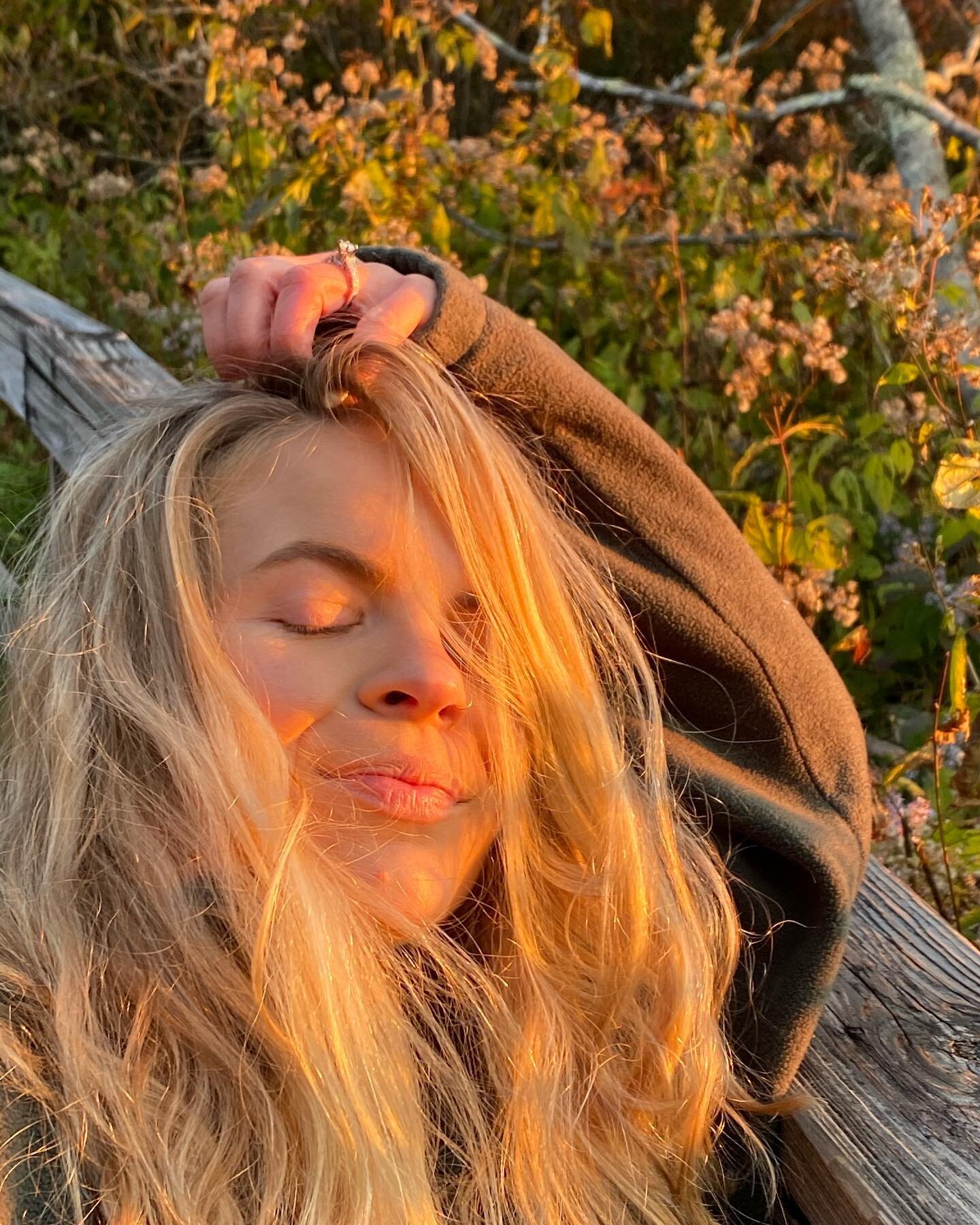 a lil reminder that your productivity does not define your worth. 

human BEings, not human doings 😘 

#☀️day #selfcaresundays #inhaleexhale 📸: @blackbirdathletics