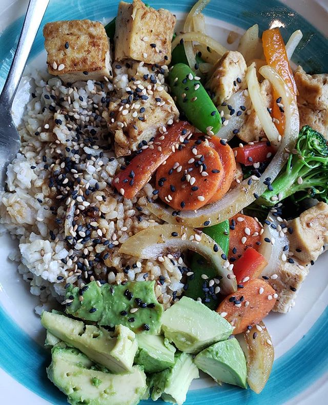 Tofu veg rice bowl with our housemade Korean BBQ sauce is perfect for gloomy days like today ❤️ add avocado for extra yum 🙏
.
.
.
#savegyyc #savegcafe #saveg #vegan #calgaryvegan #vegancalgary #yycvegan #veganyyc #yyccafe #beltline #beltliner #heave