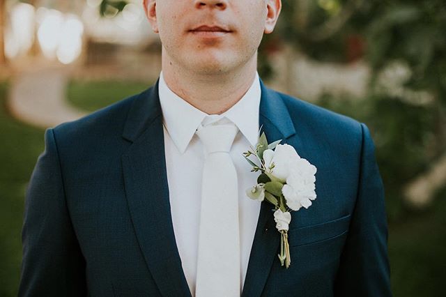 We ❤️ these shots of the groom! How perfect is everything?! The suit, the shot, the boutonnière 😉 we would love to provide florals for your wedding, so contact us today to reserve your day!
Thanks for the picture @cydneyphotography