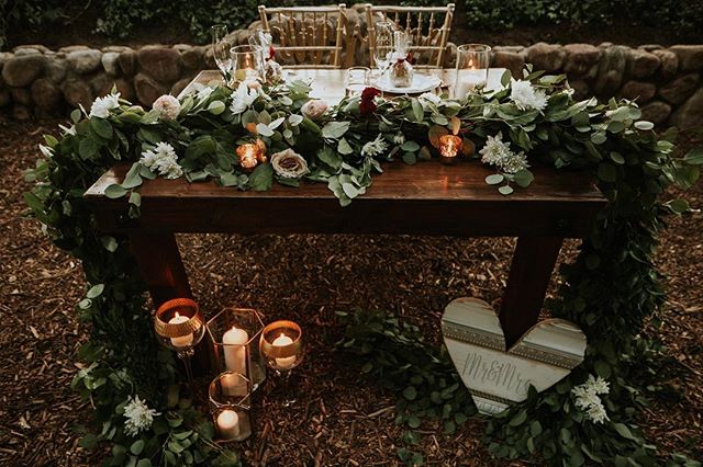 On your wedding day you want to get cozy with your partner. The sweetheart table is exactly what you need❤️
Picture: @let_me_show_you_love
Wedding planner: @idodetailslv