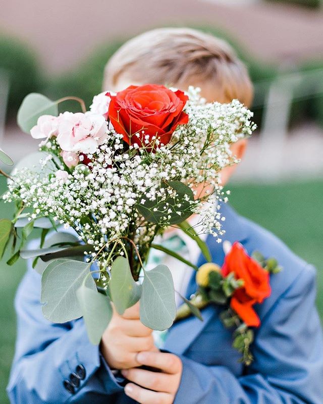 Oh goodness, we love this sweet photo!
Contact us today to design your wedding florals!