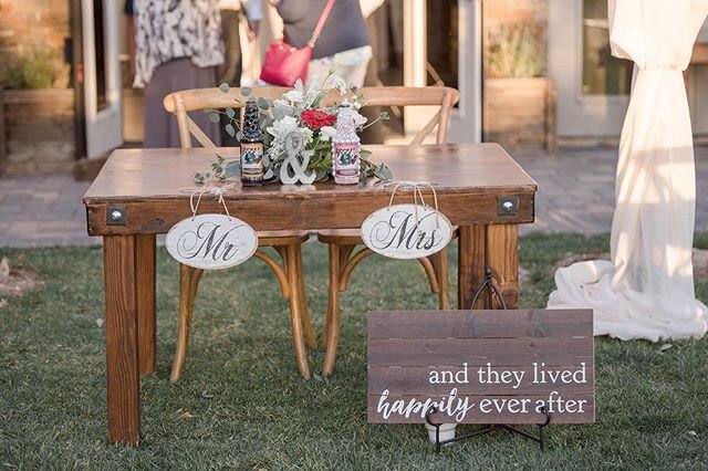 A simple and sweet head table will never go out of style 
#bloomingbellesrentals featured: Sweetheart Table, florals, cross back chairs 
Reception: @bloomingbellesrentals
Photography: @karissaruss.co 
Video: Royce Lagarde
Catering: Vegas Taco Bar
Flo