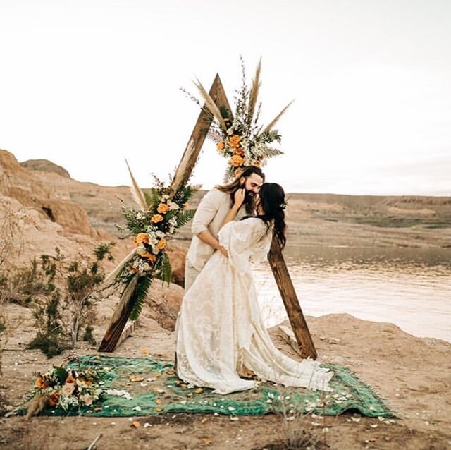 Sometimes you get a group of creatives together and magic happens ✨ 
#bloomingbellesrentals featured: Triangle arch 
Photo @katie.lynn.johnson  @brittanylo_photo 
Florals @mauloafloraldesign 
Hair @ceeen @wildflowercollectivelv 
Make up @sarah.does.m