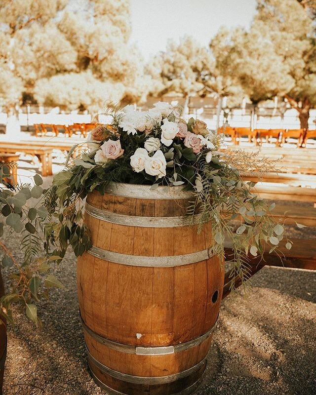 Wine barrels and florals= 😍😍 #bloomingbellesrentals featured: Wine barrel, florals
⠀⠀
Photo by @brittanylo_photo