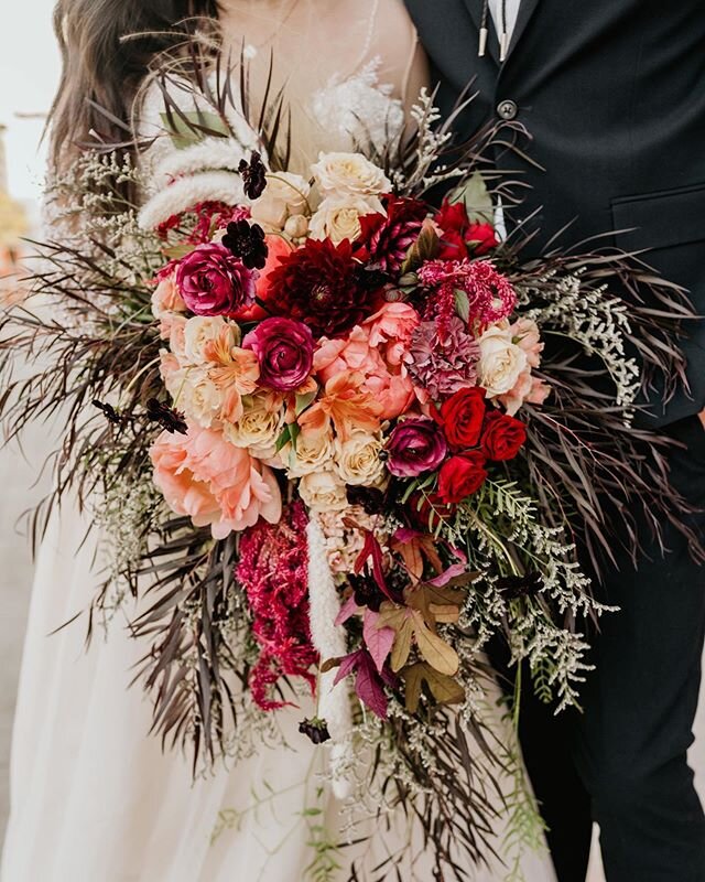 With 💐 we personally think bigger is always better 😍 call us today to schedule a meeting with our florist. 
Featured #bloomingbellesfloral 
Photo by @katiebriarphoto