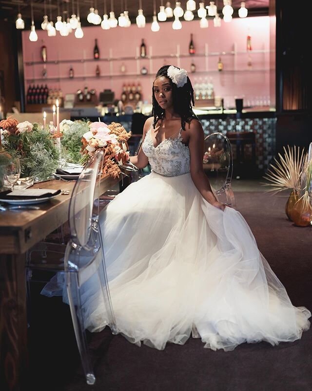 Victoria Ghost Chair + Farmhouse Banquet Table = 😍 
#bloomingbellesrentals featured: Victoria Ghost Chairs, Farmhouse Banquet Table
⠀⠀
Photography: @luxlifelv 
Makeup: @makeupinthe702 
Fashions: @silhouette_bridal 
Flowers &amp; D&eacute;cor: @mylof