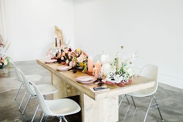 We know the Farm table isn&rsquo;t for everyone, that&rsquo;s why we have a selection of unique and gorgeous tables for any event. 
#bloomingbellesrentals Featured: Sonoma Banquet Table
⠀⠀
@lunademiel.paper 
@surethingchapel @mauloafloraldesign @star