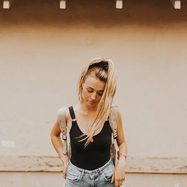 backpacks + ponytails are my two essential accessories for whirlwind weekend trips. 📷