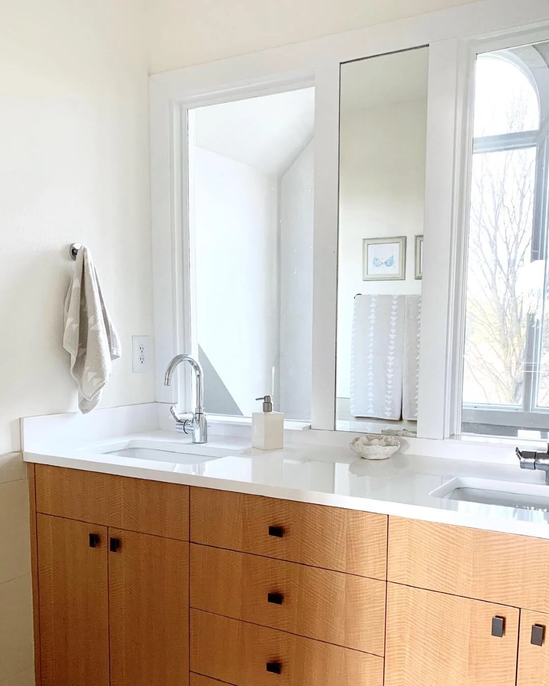 The minimalist&rsquo;s simple, bright and classy bathroom that dreams are made of! 😍🏠✨