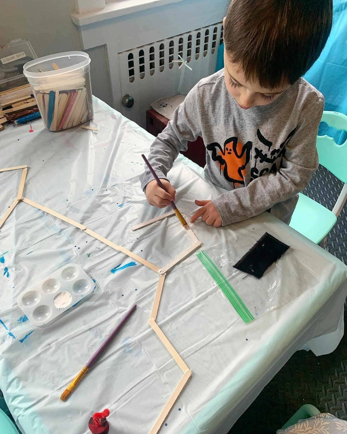 Morning! I&rsquo;m hanging in the studio, waiting for some cute kiddos to come, just thought I&rsquo;d say Happy Sunday! ~
~
~
~
~
~
#kidsart #kidcrafts #childart #childartist #artteacher #kidsartwork #processart #experiment #artexploration #artstude