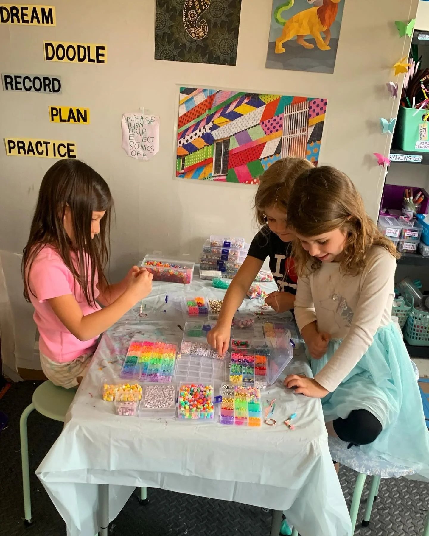 Basically my favorite trio 🥰 these little ladies took advantage of having the studio to themselves &hellip; beading in complex patterns (SO good for dexterity, they started last year w/ large pony beads and are now using beads with holes so small I&
