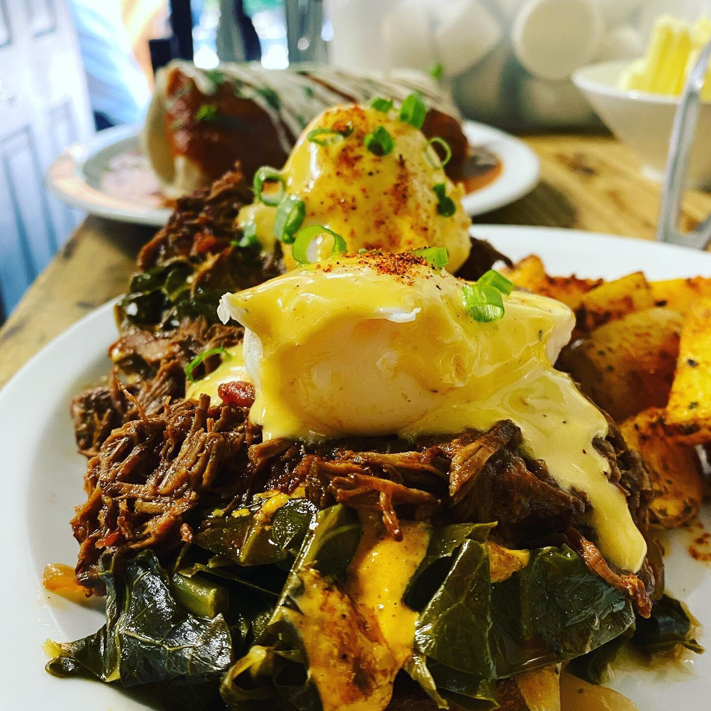 Brunch special: Cornbread muffin topped with Cajun remoulade, braised collards, shredded beef shoulder, poached eggs, spicy hollandaise and breakfast potatoes 
#travelportland