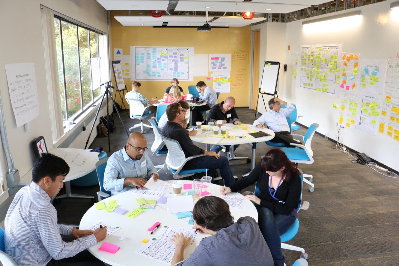 Exemplo de Workshop de Design Thinking, envolvendo pesquisadores, público-alvo, potenciais clientes, áreas envolvidas no desenvolvimento do projeto e, claro, muitos post its, para incluir o pensamento de Design na estruturação dos problemas e soluçõ…