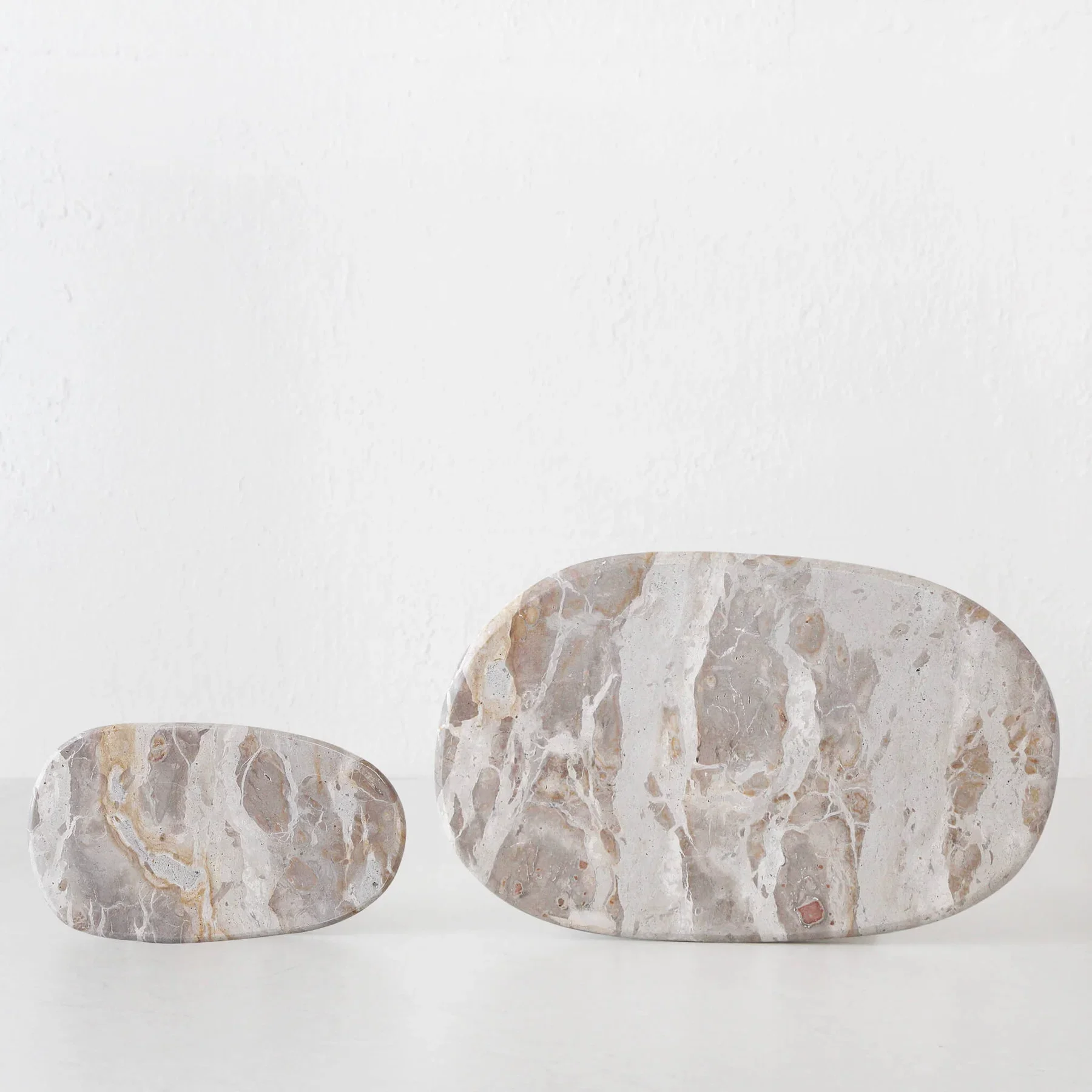 XENAOVALMARBLESERVINGBOARD-24CM_38CM-TAUPEMARBLE-STANDING.webp