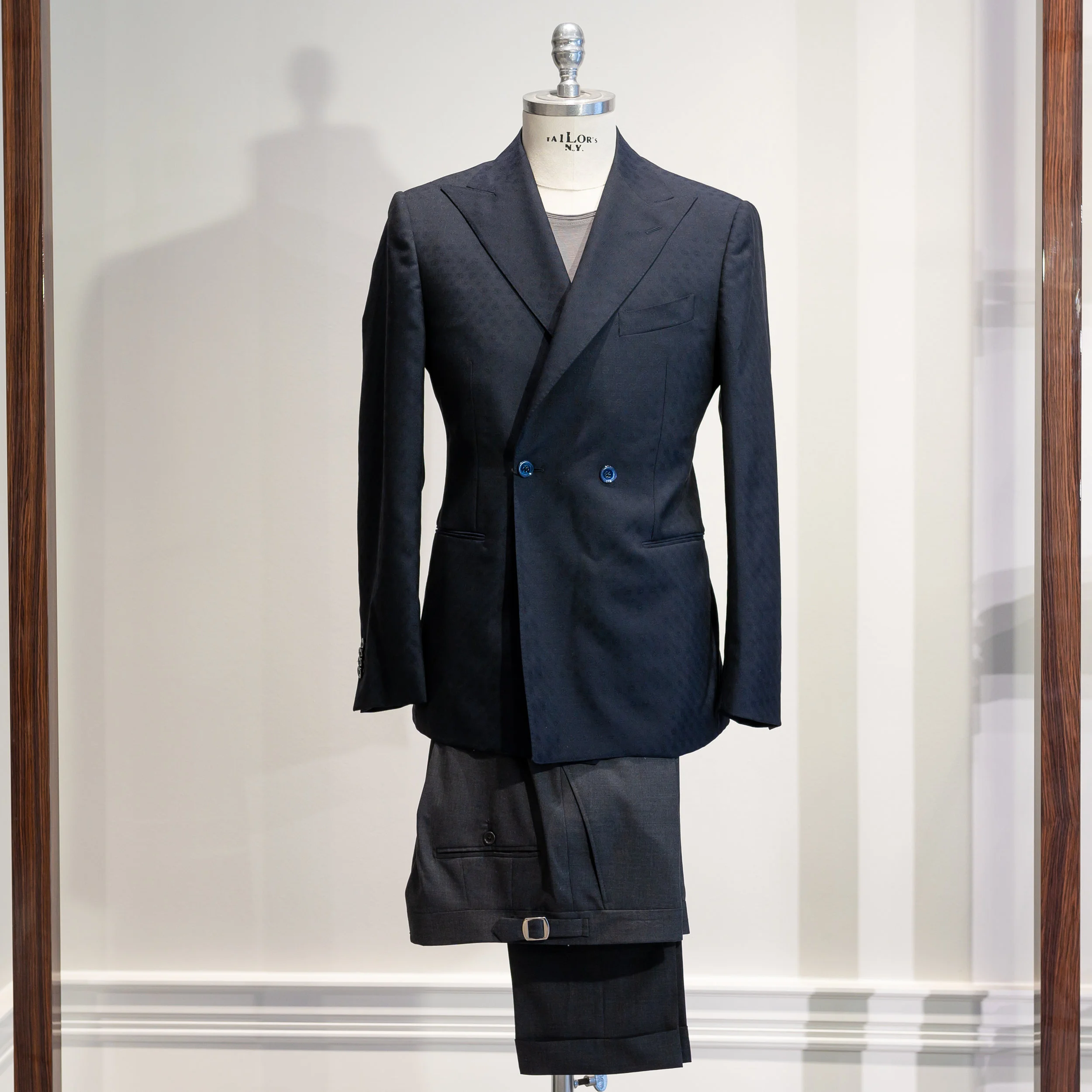 PANGEA Summer 6900 Sek 100% Wool from Loro Piana, 2 buttons, Notch lapels, 3 patch pockets, Double vents