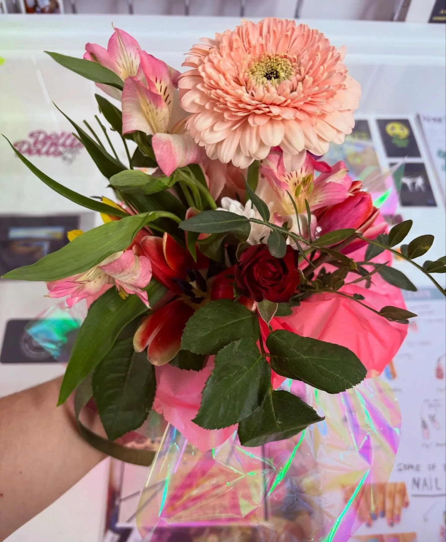 💐 WE&rsquo;LL BRING YOU FLOWERS!

📸 A glimpse into the first OUR ROOTS session.

🌱 Together we&rsquo;re exploring floristry and nature-based crafting as a way to connect, build community &amp; improve our well-being.

🔌 Stay plugged in to our soc