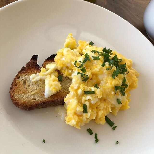 5 días - 5 huevos

Amamos los huevos en todas sus formas. 
Queríamos enseñarles 5 formas super rápidas y deliciosas de hacer huevitos, porque aunque desayunen eso todos los días, no tiene por qué ser aburrido.

1- Huevos revueltos con feta sobr
