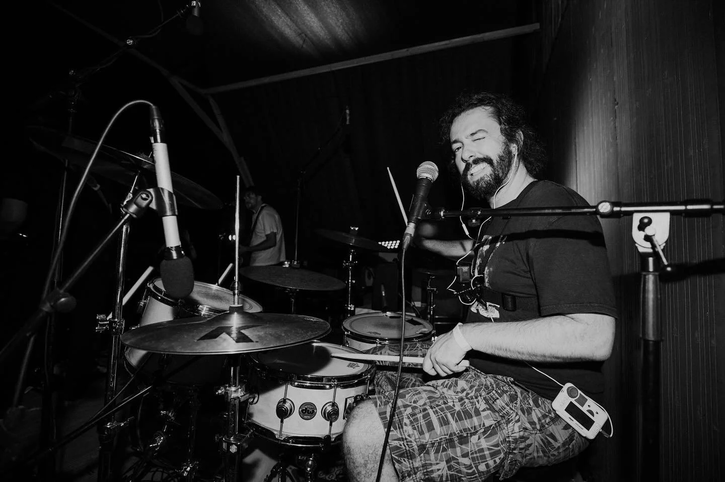 Simon can&rsquo;t help himself to cheeky wink to all the nice people before the gig&nbsp;😁🤘🏻

#BandLife #RockBand #SwissBand #RockScene #EmergingArtists #SwissMusic #SwissRock #MusicianLife #RockLifestyle #NewBand #SuisseRock #InstaMusic #RockAndR