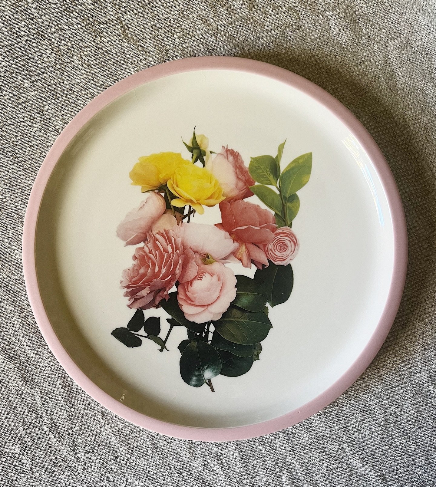 KTH Kitchen Ceramics 

𝒮𝒾𝓂𝓅𝓁𝑒 𝒮𝓊𝓃𝒹𝒶𝓎𝓈
A new vintage plate featuring some of my garden blooms from last year. Seemed appropriate to post today with all the beautiful flowers coming into bloom right now. Nice to look back on this bunch. Th