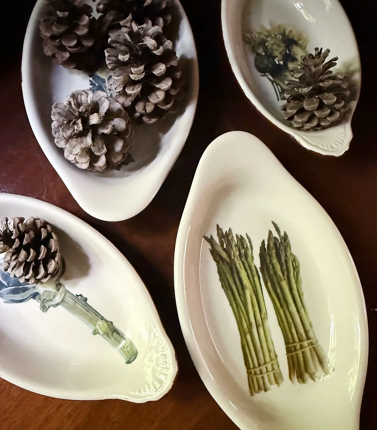 Vintage Fall Dishes

These are my go to fall dishes to decorate with or use for small side dishes or individual entrees. They are oven and food safe. The chocolate brown tone on the sides make them a perfect fit for a fall dinner. One of a kind vinta
