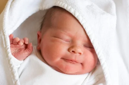 Baby's first smile occurs at four to six weeks; language development charts at Canto Speech Therapy Online